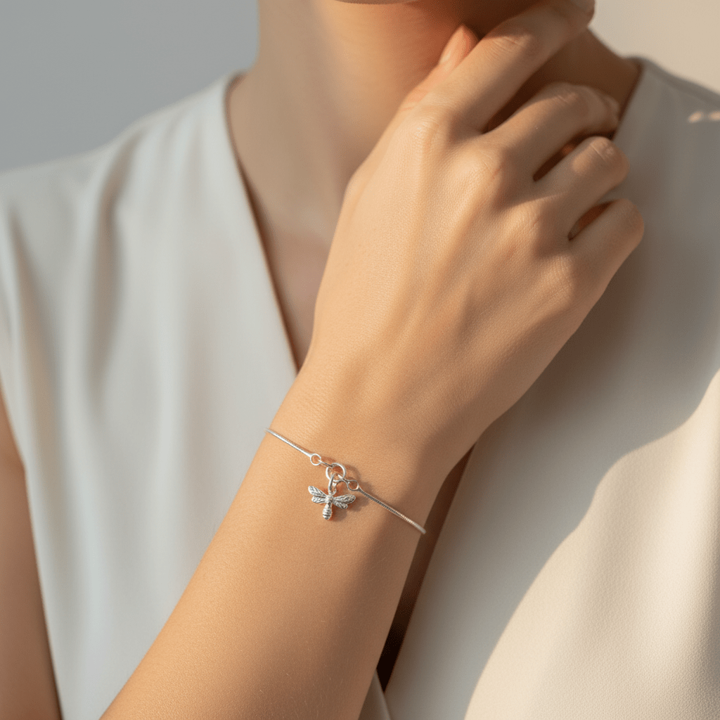 Luxury bee bracelet with small charm